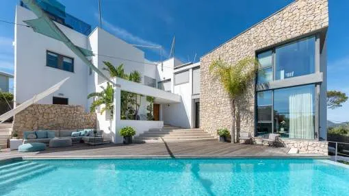 Villa con vistas al mar con un emocionante diseño arquitectónico y acabados de primera calidad
