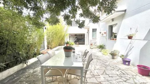 Acogedora casa familiar con un amplio patio y aparcamiento cubierto en Palma