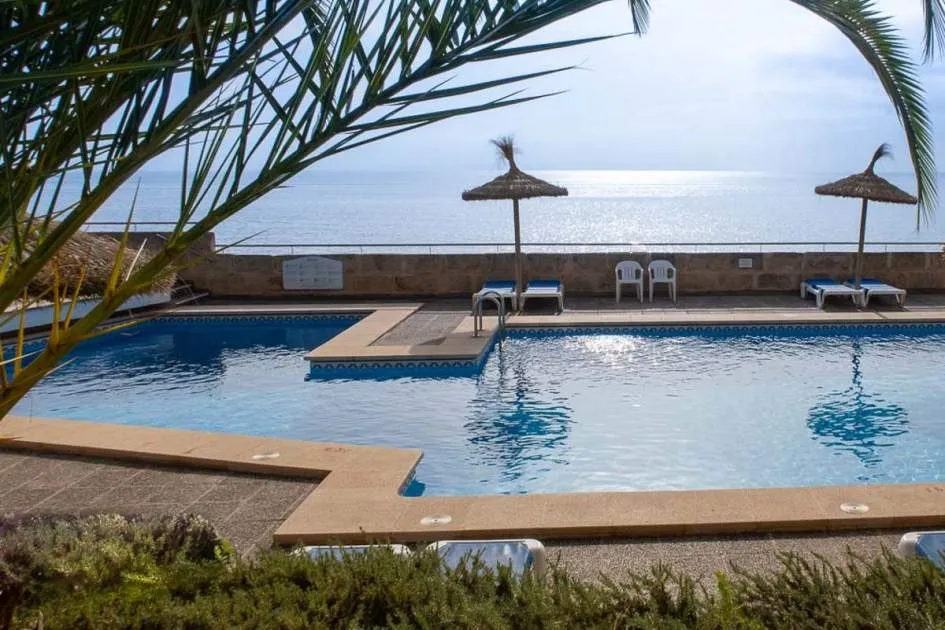 Apartamento en Illetas en una comunidad en primera línea con acceso al mar