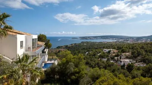 Preciosa villa familiar con increíbles vistas al mar en una ubicación ideal