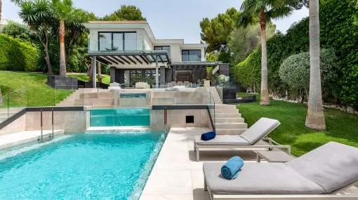 Preciosa y espaciosa villa de lujo en Bendinat en primera línea de golf con la piscina más bonita que jamás haya visto.