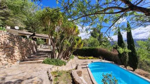 Una casita de campo encantadora y muy privada con piscina y a poca distancia del centro del pueblo de Es Capdella