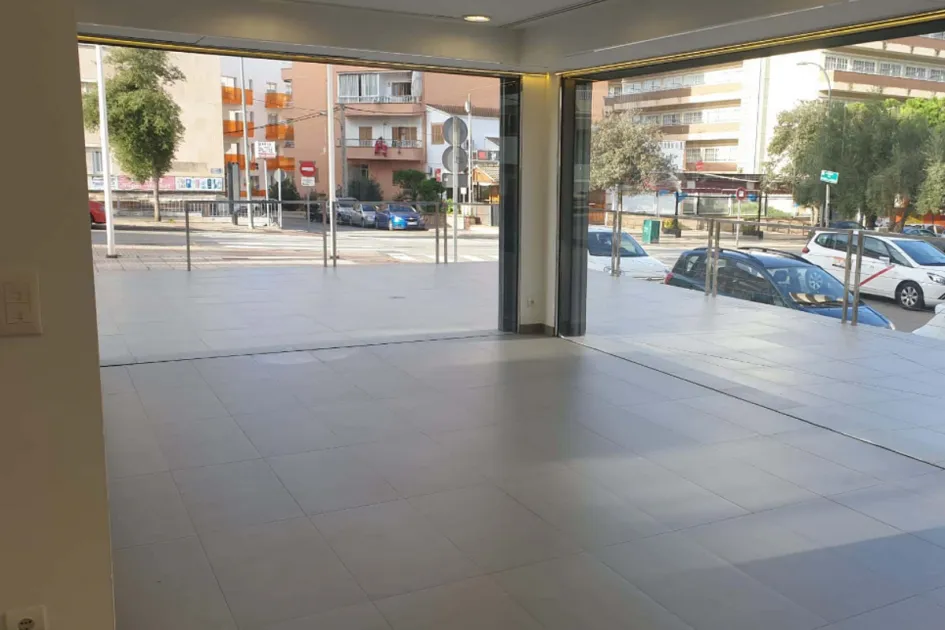 Local comercial s'Arenal en 2 niveles con 300 m2 y una terraza abierta de 220 m2, situado cerca de los hoteles