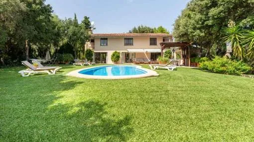 Espectacular villa de estilo rústico situada en el norte de la isla de Mallorca entre Pollensa y Alcúdia con acceso a extensas costas.