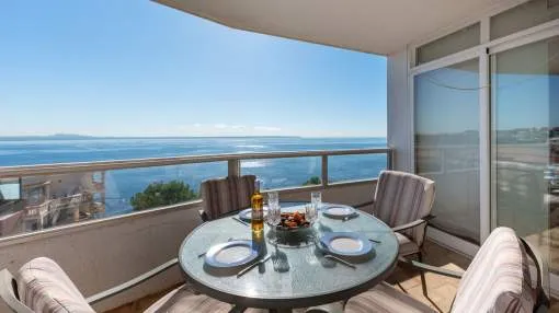 Amplio apartamento con vistas panorámicas al mar