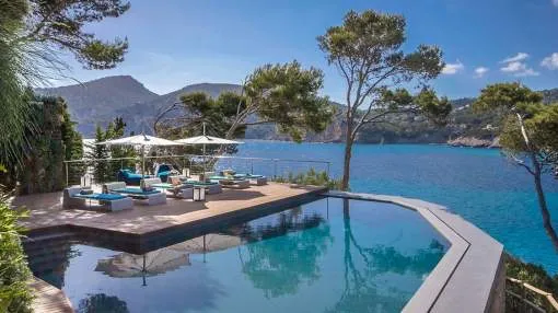 Extraordinaria propiedad en primera línea en Camp de Mar con maravillosa villa principal y otra para invitados.