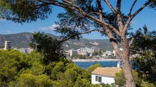 Casa independiente con un fantástico proyecto para una moderna villa con vistas al mar sobre la bahía de Cala Vinyas.