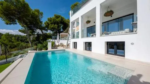 Villa atemporal con espectaculares vistas al mar y licencia de alquiler vacacional
