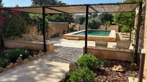 Histórica casa adosada renovada con piscina privada de agua salada y garaje en Pina para alquilar