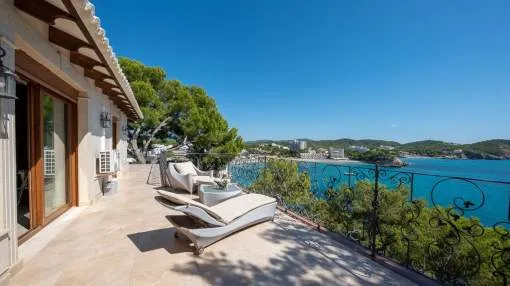 Villa mediterránea en primera línea con acceso directo al mar en terreno llano