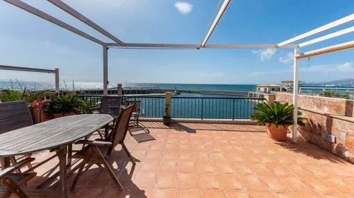 Magnifico duplex con fantasticas vistas al mar y casa de invitados en primera linea de mar en Portixol