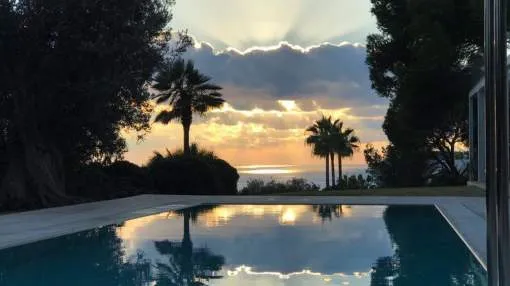 Fantástico chalet con impresionantes vistas al mar, piscina, amplio jardín y licencia de alquiler vacacional en Santa Ponsa