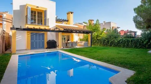 Maravillosa villa de golf modernizada con piscina climatizada en residencia con encanto.