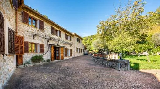 Acogedora casa de pueblo con piscina y jardín en Mancor de la Vall
