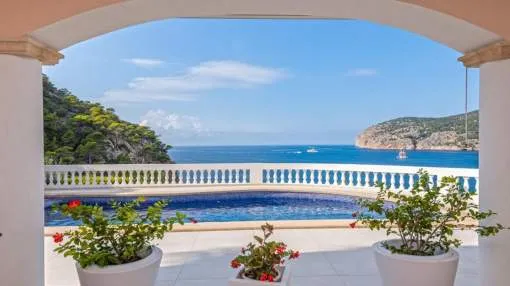 Elegante villa con vistas panorámicas al mar situada en un lugar privilegiado de Camp de Mar.