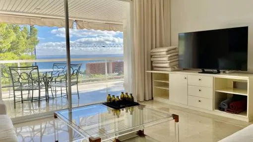 Exclusivo piso en Cas Català con impresionantes vistas al mar, piscina comunitaria y una espaciosa terraza