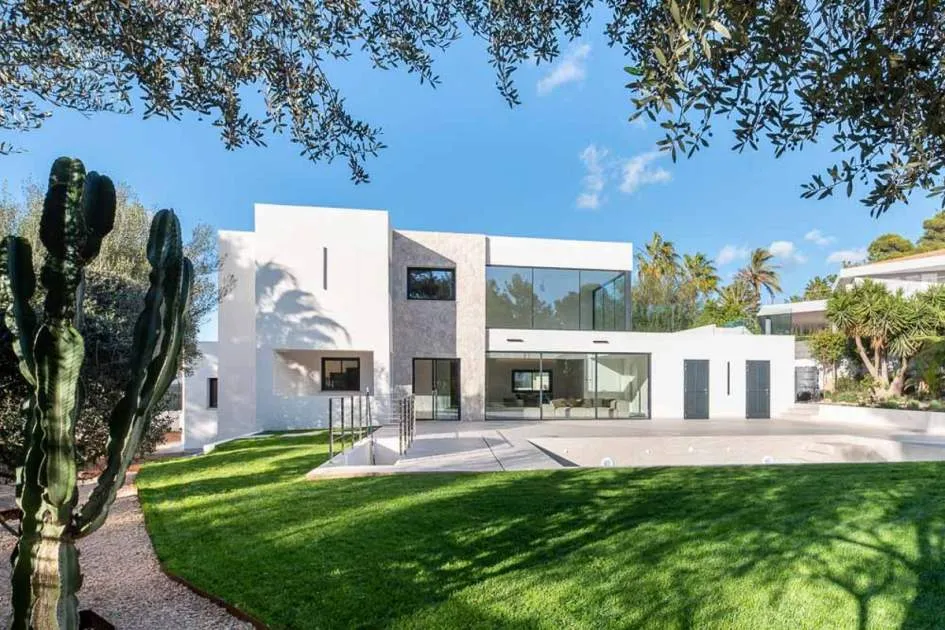 Villa de nueva construcción orientada al sur situada en Nova Santa Ponsa Villa de nueva construcción orientada al sur situada en Nova Santa Ponsa