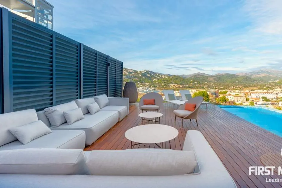 Nueva villa con vistas al mar, gran jardín y piscina en la azotea