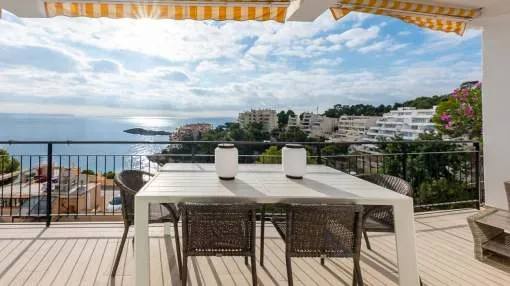 Precioso apartamento reformado de 2 dormitorios con vistas panorámicas al mar en Illetas