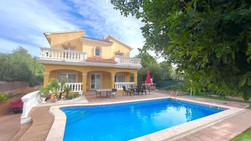 Hermosa casa con piscina cerca de la playa, en Palmanova