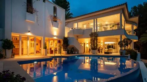 Villa moderna con piscina infinita y vistas panorámicas
