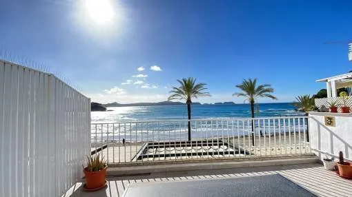Acogedor apartamento en primera línea de playa con hermosas vistas sobre el mar.