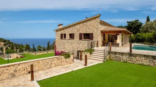 Preciosa finca de piedra con casa de invitados y vistas al mar en el centro del pueblo de Estellencs.