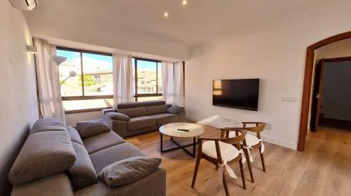 Luminoso apartamento en el centro de Santanyí con terraza privada y garaje.