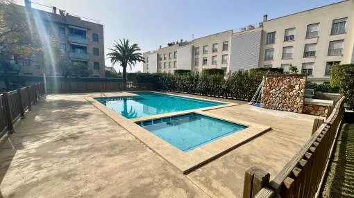 Espléndido apartamento, disponible para corto plazo, está ubicado en la hermosa zona de Son Moix, con una piscina comunitaria y una amplia terraza privada
