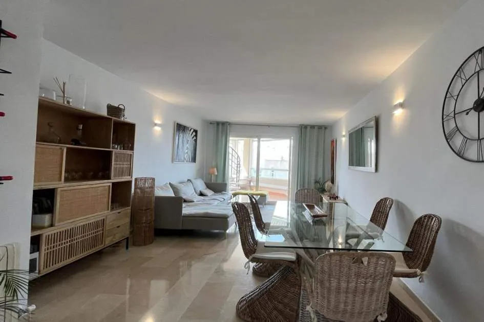 Amplio apartamento con vistas al mar con azotea privada en Bonanova en venta