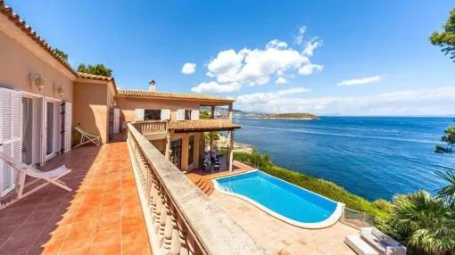 Villa frente al mar con 5 habitaciones en el suroeste de Mallorca. Alquiler semanal en verano.