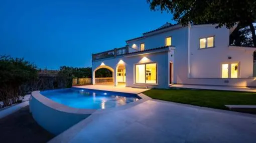 Villa familiar completamente renovada con preciosas vistas panorámicas al mar y piscina privada