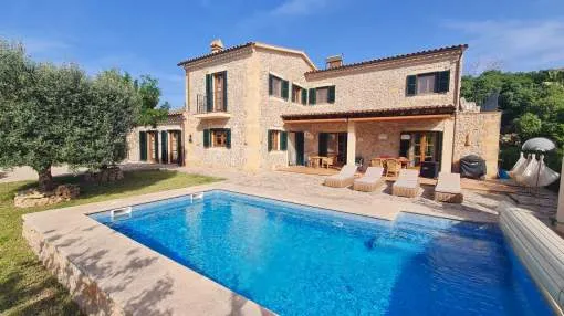 Preciosa casa en Es Capdellà con vistas al campo, jardín y piscina