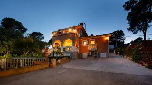 Auténtica villa de estilo mediterráneo con vistas a la zona verde en Nova Santa Ponsa con potencial para renovar a su gusto.