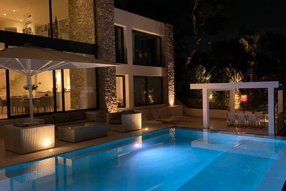 Impresionante villa con vistas excepcionales en Costa d’en Blanes disponible para alquiler de corta duración