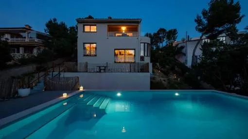 Villa moderna reformada con vistas al mar y a un minuto andando de la playa. Villa moderna reformada con vistas al mar y a un minuto andando de la playa.