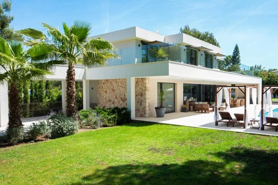 Excepcional villa orientada al sur en Santa Ponsa para corto plazo disponible.