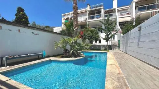 Elegante casa adosada con jardín, piscina y vistas al mar en El Terreno, Palma