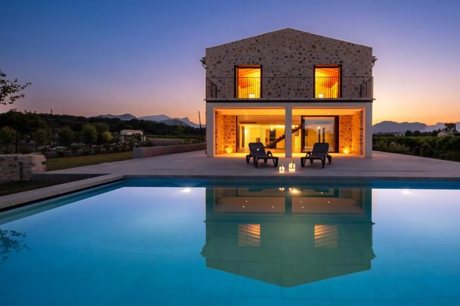 Exclusiva casa de campo de nueva construcción con viñedo propio y piscina