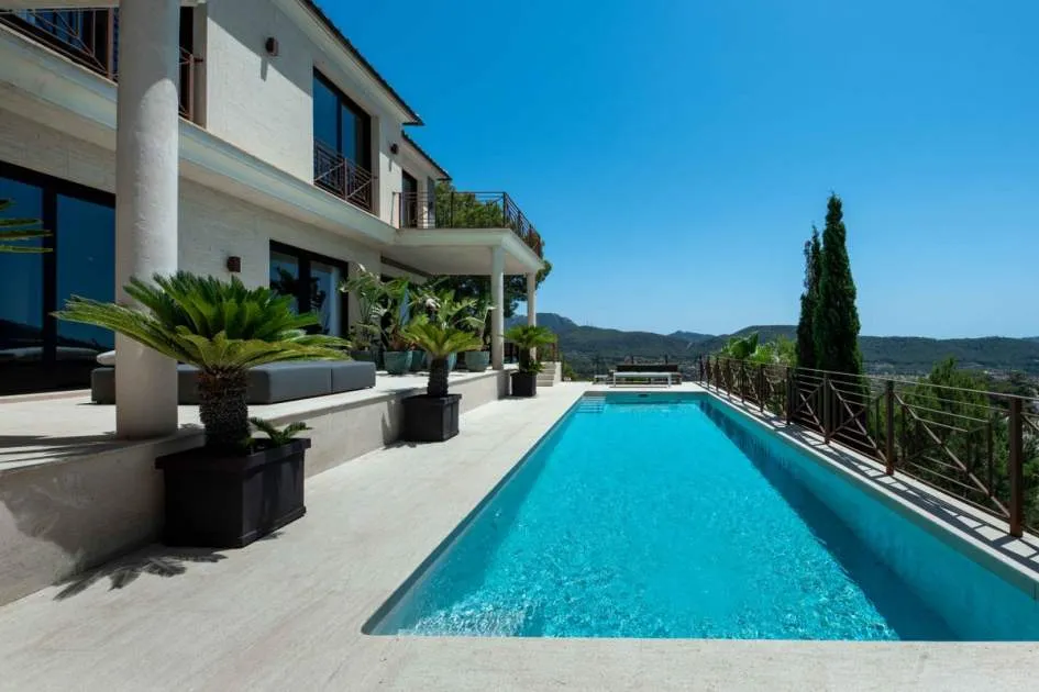 Villa con vistas al mar en privilegiada posición de Puerto Andratx
