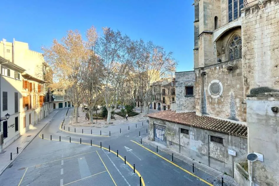 Fantástico piso en casco histórico, junto a Basílica de Sant Francesc, con las vistas a Plaça de Quadrado y la Basílica Fantástico piso en casco histórico, junto a Basílica de Sant Francesc, con las vistas a Plaça de Quadrado y la Basílica