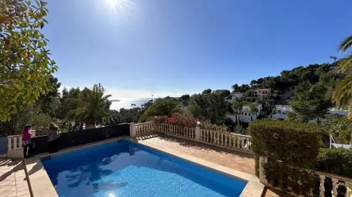 Encantadora villa mediterránea con vistas al mar, rodeada de un hermoso jardín y ubicada en una de las áreas más prestigiosas y codiciadas de la isla.