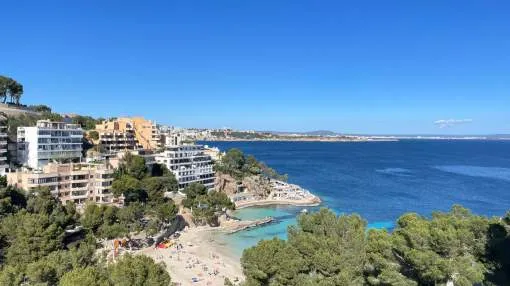Ático luminoso con vistas al mar en la playa de Illetas.