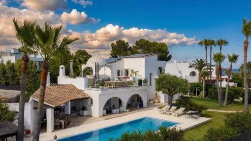 Una elegante villa mediterránea junto a la costa