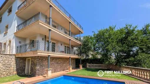 Villa muy bien cuidada con vistas al puerto  a pocos metros de la playa en Port de Sòller