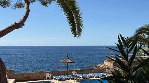 Apartamento en primera línea con vistas al mar de 2 dormitorios en Illetas con vistas abiertas al mar y acceso directo al mar