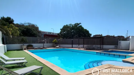 Amplia casa adosada de 195m2 construidos en una urbanización con piscina comunitaria.