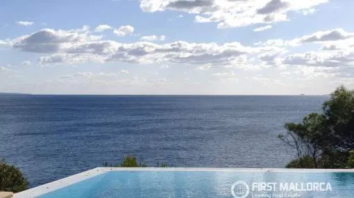 Exclusiva villa en primera línea en Cala Pi con vistas panorámicas al Mediterráneo