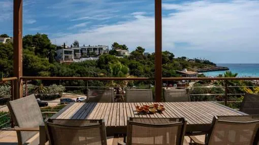 Villa reformada con licencia ETV en primera línea de mar y playa en Cala Anguila