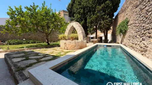 Casa señorial mallorquina con patio, piscina y gran carácter